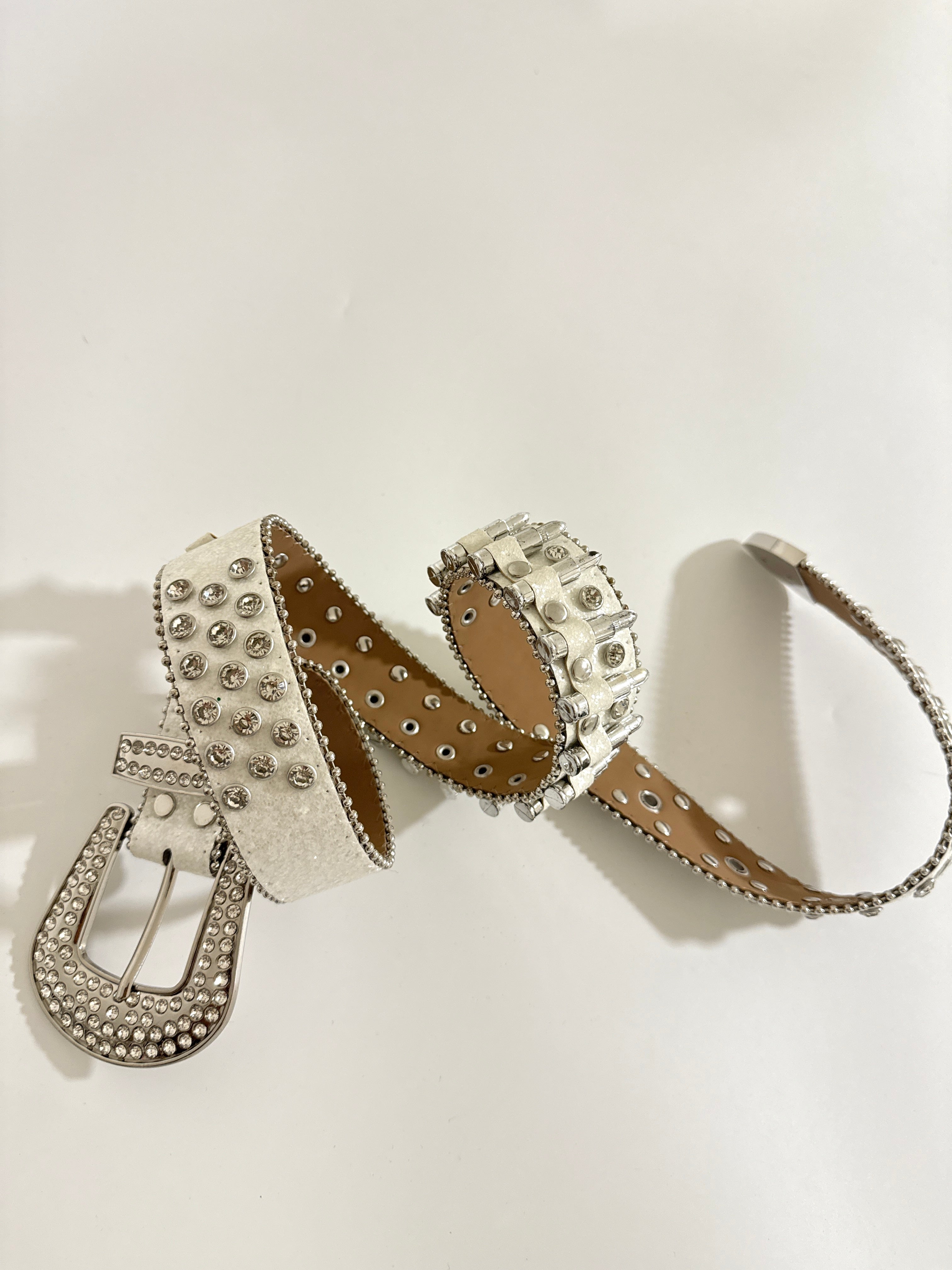 white bullet belt ˙⋆✮